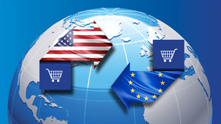 Foto: Weltkugel mit Pfeilen von USA nach Europa und umgekehrt Foto: Weltkugel mit Pfeilen von USA nach Europa und umgekehrt