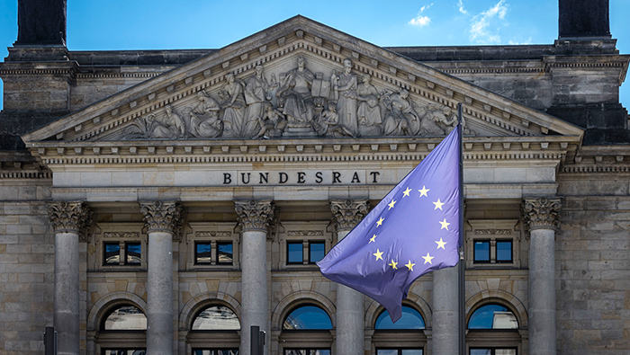 Foto: Flagge der Europäischen Union vor dem Bundesratsgebäude