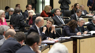 Foto: Mitglieder während Sitzung in den Länderbänken im Plenarsaal des Bundesrates | https://www.bundesrat.de/DE/bundesrat/mitglieder/mitglieder-node.html