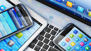 Foto: Laptop, Tablet und Smartphones mit Social Media Anwendungen