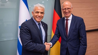 Handshake zwischen den Oppositionspolitiker Jair Lapid und den Bundesratspräsidenten Peter Tschentscher