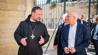 Bundesratspräsident Peter Tschentscher und der Abt Pater Nikodemus begehen die Dormitio-Abtei 