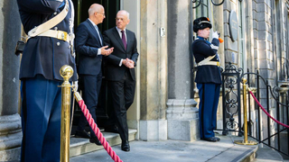 Foto: Bundesratspräsident Peter Tschentscher und Prof. Dr. Jan Anthonie Bruijin laufen gemeinsam aus den niederländischen Senat.