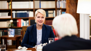 Foto: Manuela Schwesig sitzt gegenüber von Frank-Walter Steinmeier