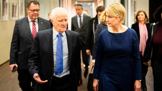 Foto: Lord Speaker und Delegation gehen gemeinsam mit Manuela Schwesig zum Sitzungssaal