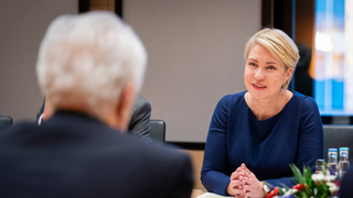 Foto: Lord McFall of Alcluith und Manuela Schwesig im Gespräch