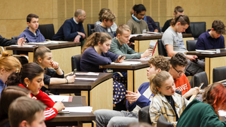 Foto: Teilnehmende Jugendliche im Plenarsaal