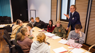 Foto: Jugendlichen bei der Gruppenarbeit