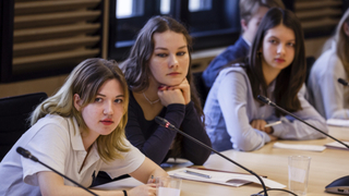 Foto: Jugendliche diskutieren im Sitzungsaal