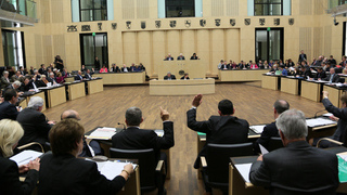 Foto: Blick in den Plenarsaal in Richtung Präsidium