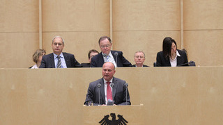 Foto: Der parlamentarische Staatssekretär Hartmut Koschyk im Plenarsaal