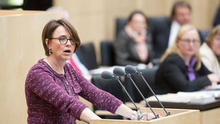 Foto: Parlamentarische Staatssekretärin Annette Widmann-Mauz (BMG) am Rednerpult im Plenarsaal des Bundesrates