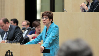 Foto: Ministerpräsidentin Annegret Kramp-Karrenbauer (Saarland) am Rednerpult im Plenarsaal des Bundesrates