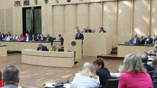 Foto: Blick auf das Präsidium und Rednerpult