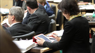 Foto: Blick auf Bundesratsmitglied mit Tablet