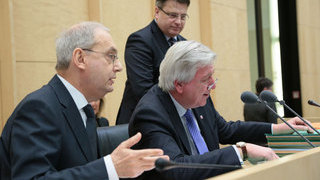 Foto: v.l.n.r. Direktor des Bundesrates Gerd Schmitt und Bundesratspräsident Volker Bouffier