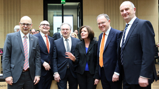 Foto: v.l.n.r. Torsten Albig,  Erwin Sellering, Dr. Reiner Haseloff, Malu Dreyer, Stephan Weil und Dr. Dietmar Woidke