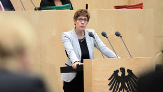 Foto: Annegret Kramp-Karrenbauer am Rednerpult