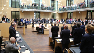 Foto: Schweigeminute im Plenarsaal