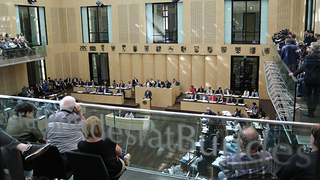 Foto: Blick in den Plenarsaal mit vollbesetzen Besuchertribühnen