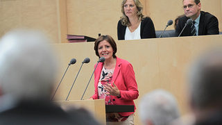 Foto: Malu Dreyer spricht im Plenum