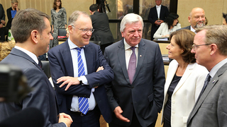 Foto: Runde mehrerer Ministerpräsidenten im Plenarsaal