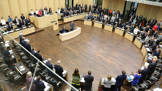 Foto: Schweigeminute im Plenarsaal