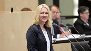 Foto: Manuela Schwesig am Rednerpult