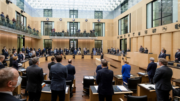 Foto: Schweigeminute im Plenarsaal