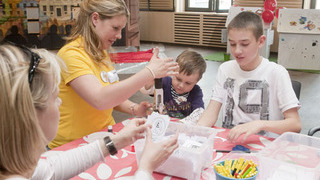 Foto: Kinder beim Basteln 