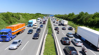 Foto: Blick auf eine befahrene Autobahn