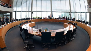 Foto: Saal des Untersuchungsausschusses im Paul-Löbe-Haus im Deutschen Bundestag