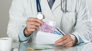 Foto: Arzt mit Geldscheinen