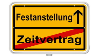 Foto: Schild mit den Wörtern Zeitvertrag (durchgestrichen) und Festanstellung