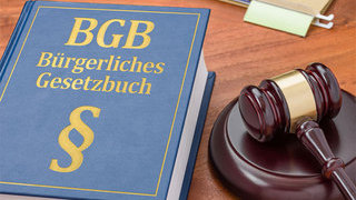 Foto: Buch Bürgerliches Gesetzbuch mit Richterhammer