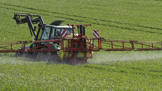 Foto: Fahrzeug duengt Feld