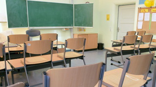 Foto: Tische und Stühle stehen in einem leeren Klassenzimmer