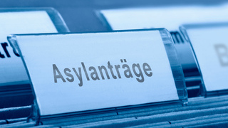 Foto: Reiter für Ordner mit Aufschrift Asylanträge