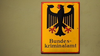 Foto: Schild weist auf das Bundeskriminalamt 