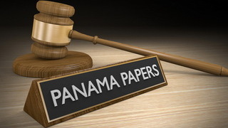 Foto: Schild mit der Aufschrift Panama Papers und ein Richterhammer