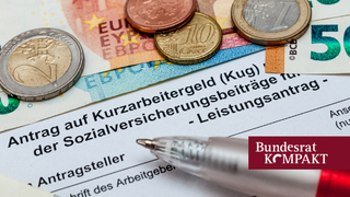 Foto: Antrag auf Kurzarbeitergeld und Geldschweine sowie Münzen