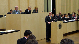 Foto: Blick auf das Rednerpult und das Präsidium im Bundesrat 