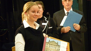 Foto: Preisträgerin mit Urkunde Foto: Preisträgerin mit Urkunde