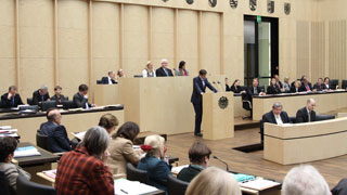 Foto: Blick in den Plenarsaal während einer Sitzung Foto: Blick in den Plenarsaal während einer Sitzung