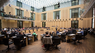 Foto: Blick in den Plenarsaal während der Sitzung Foto: Blick in den Plenarsaal während der Sitzung