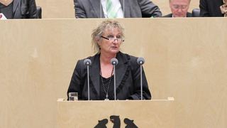 Foto: Ministerin Irene Alt in der Debatte zum Betreuungsgeld Foto: Ministerin Irene Alt in der Debatte zum Betreuungsgeld