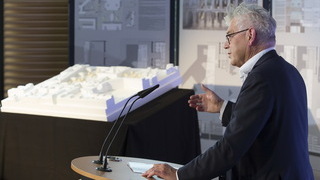 Foto: Architekt Max Dudler erläutert sein Modell Foto: Architekt Max Dudler erläutert sein Modell