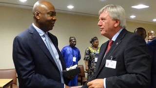 Foto: v.l.n.r. Abubakar Saraki und Volker Bouffier Foto: v.l.n.r. Abubakar Saraki und Volker Bouffier