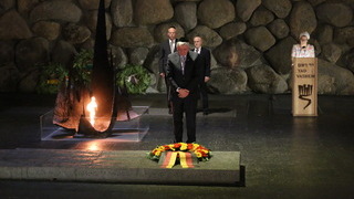 Foto: Bundesratspräsident Volker Bouffier legt in der Holocaust-Gedenkstätte Yad Vashem einen Kranz nieder. Foto: Bundesratspräsident Volker Bouffier legt in der Holocaust-Gedenkstätte Yad Vashem einen Kranz nieder.