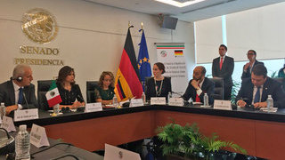 Foto: Bundesratspräsident Stanislaw Tillich (links) während seiner Rede zum Föderalismus in Deutschland vor dem mexikanischen Senat